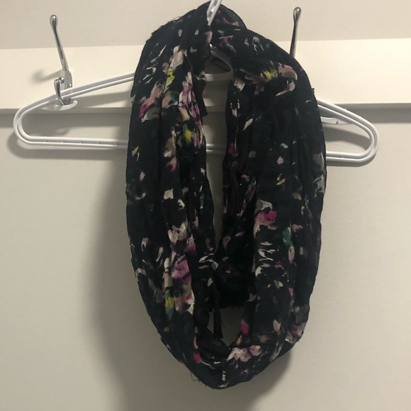 2 Beautiful Scarves : Open to OFFERS. - Picture 4 of 4